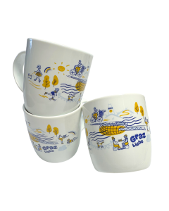 Foto zeigt eine weiße Tasse mit Illustrationen von Graz in blau und gelbtönen.