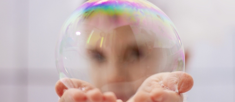 Mit Seifenblasen malen (Credit: Szabojanos/pixabay)