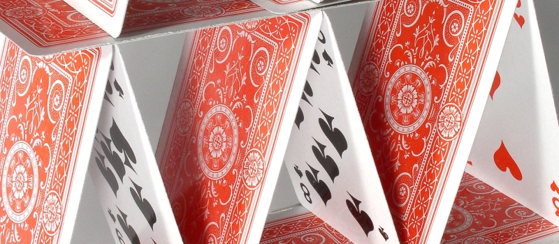 Kartenhaus (Credit: wilhei/pixabay)